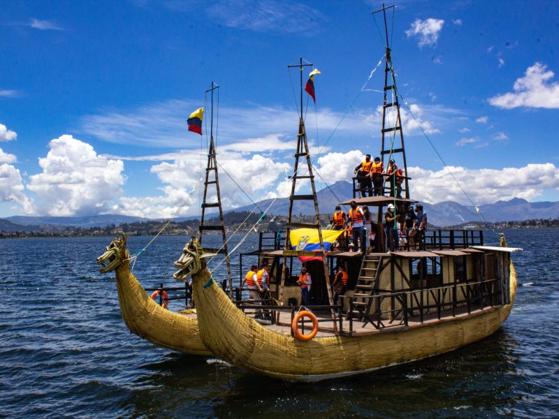 Paseo en Balsa Casa de luis lago san pablo otavalo ecuador (2)