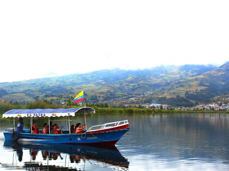 Paseo en Balsa Casa de luis lago san pablo otavalo ecuador (4)